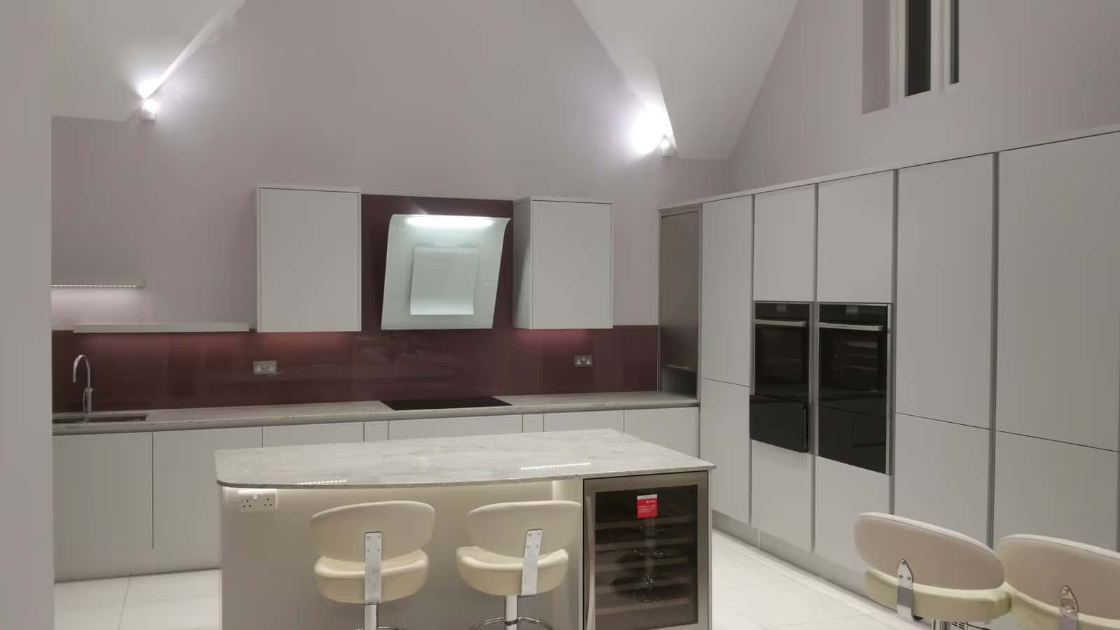 Modern Gloss Kitchen Renovation with Glass Splashback