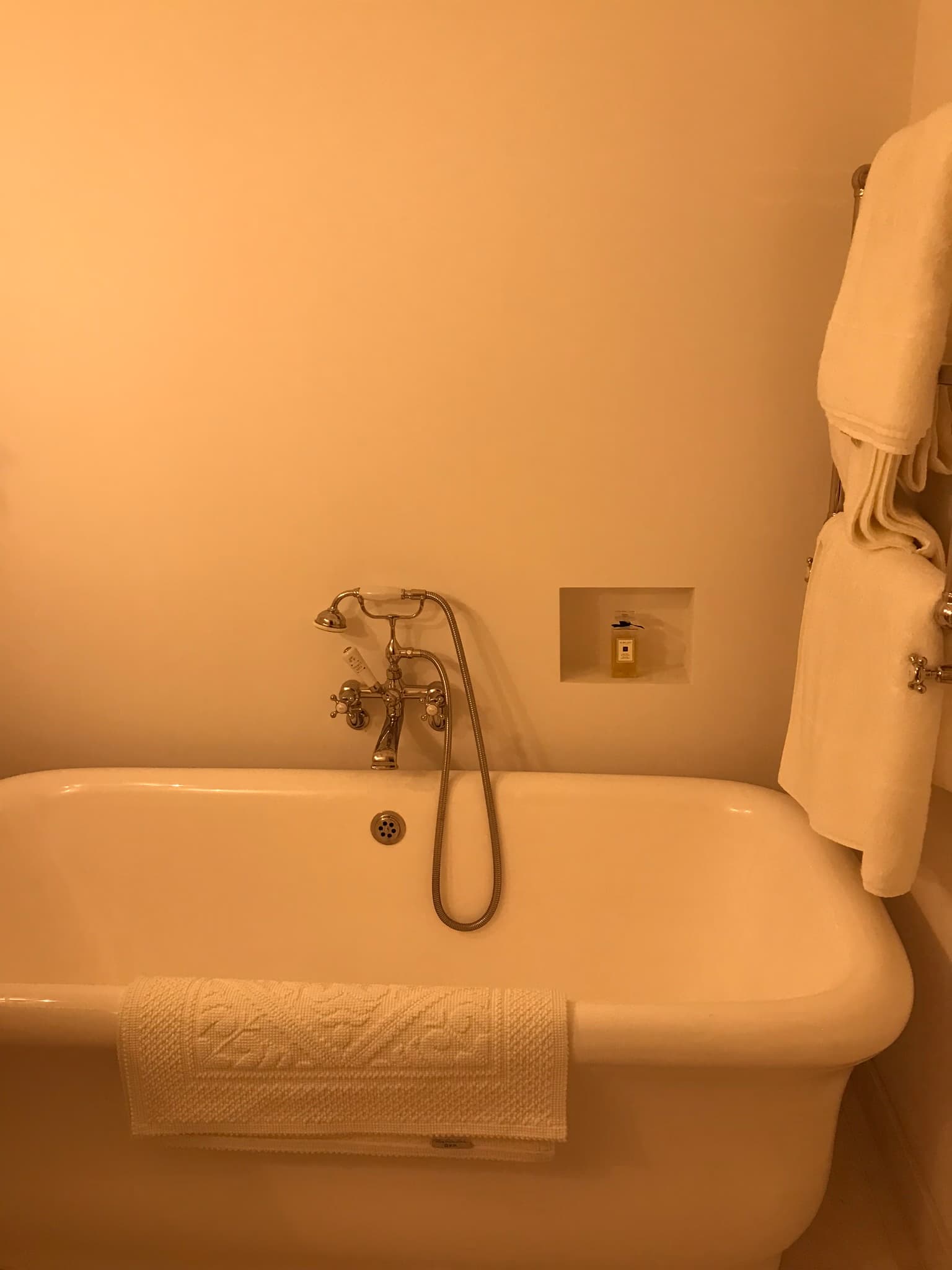 Cozy Bathroom South Kensington — image 1