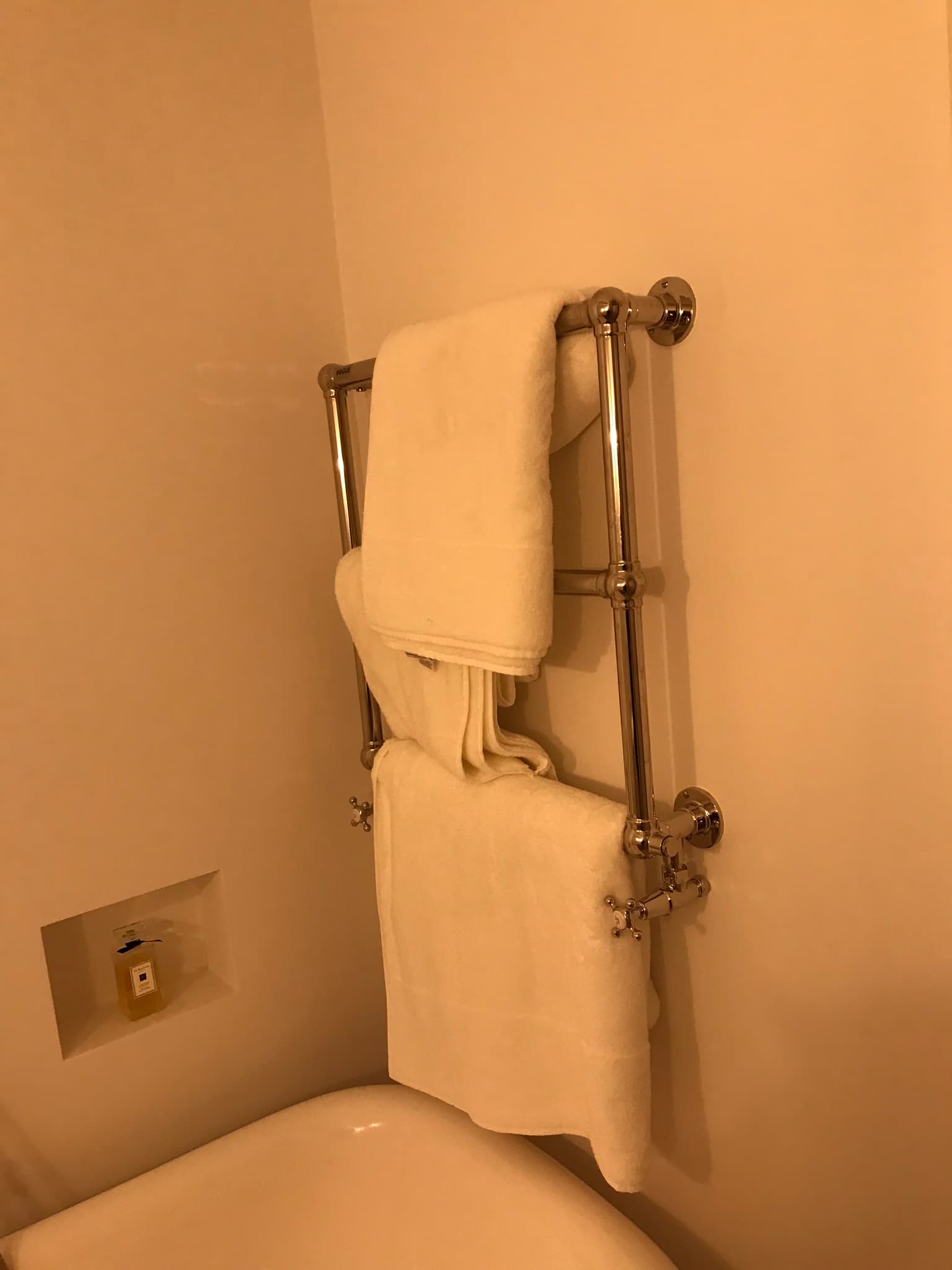 Cozy Bathroom South Kensington — image 2