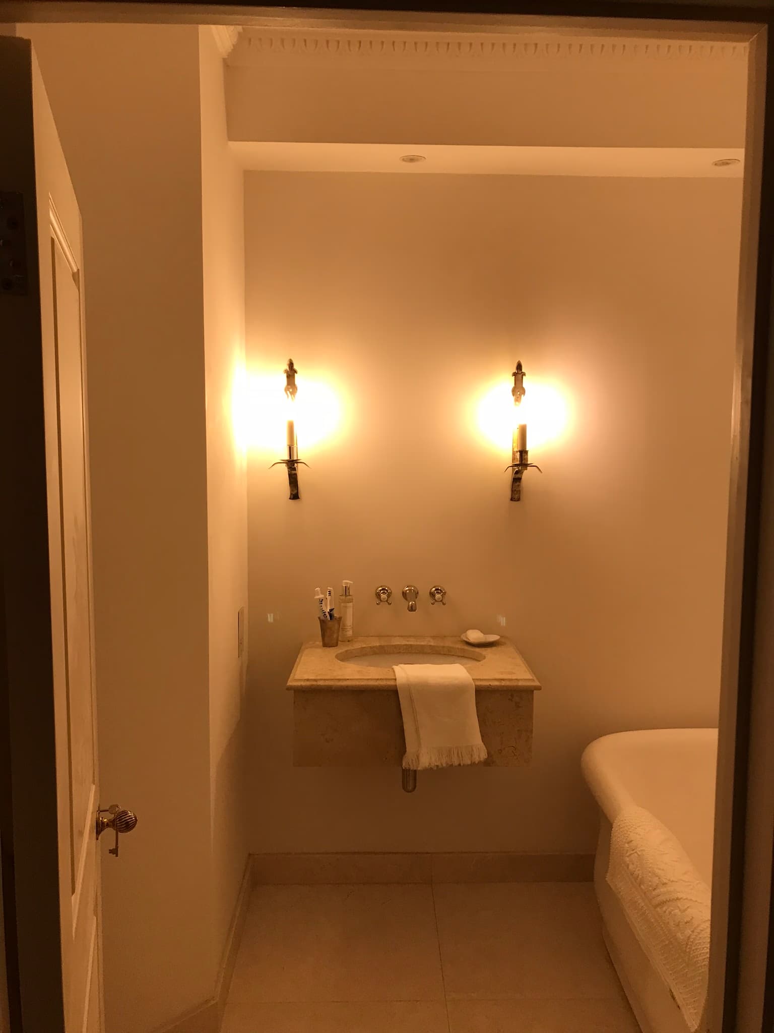 Cozy Bathroom South Kensington — image 3