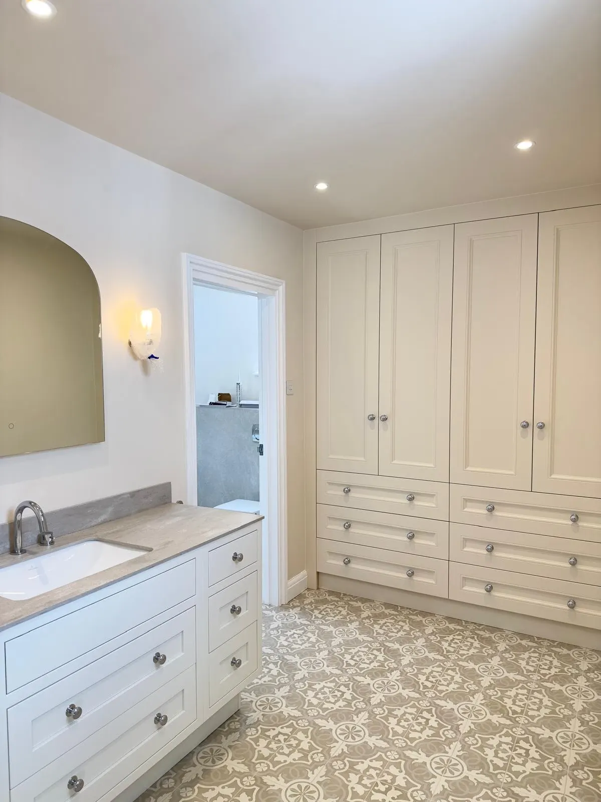 Matching wardrobe and vanity unit in an en-suite