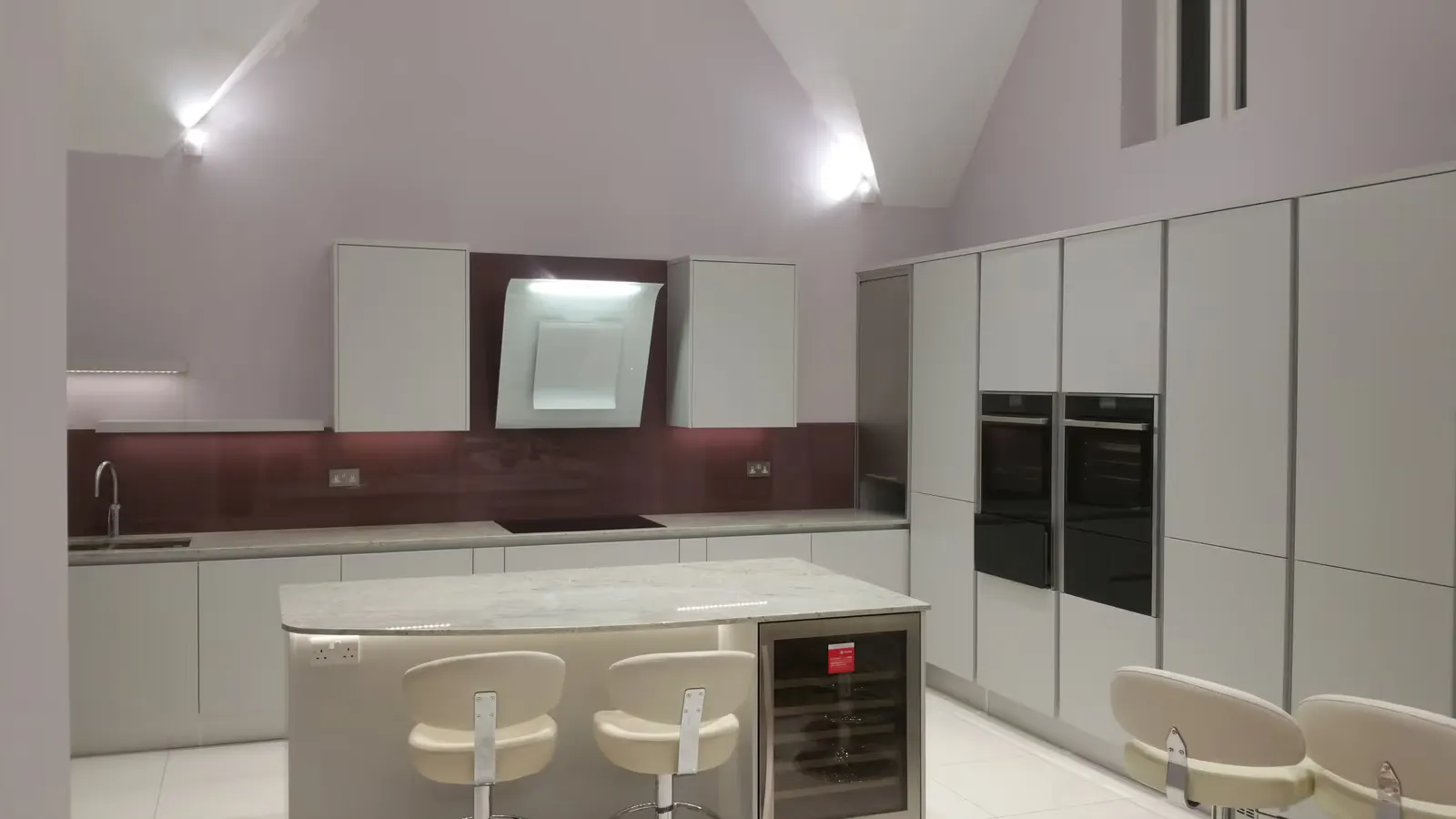 Modern Gloss Kitchen Renovation with Glass Splashback